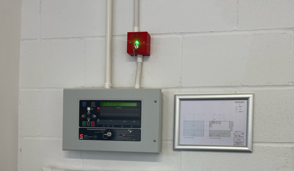 Professional aspirating smoke detection (ASD) system by Currainlive, designed for rapid smoke sensing in data centers and high-ceiling commercial spaces.